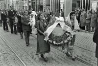 Част от колоната по ул. „Търговска“ – младежи и девойки, носещи венци с ленти с надписи на признателност към живота и делото на Гоце Делчев.