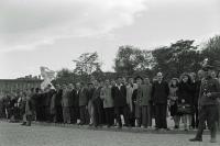 Столичани пред градинката до Министерството на войната, дошли да се поклонят пред саркофага с костите на Гоце Делчев.