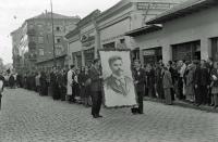 Шествието по ул. „Търговска“, начело с портрет на Гоце Делчев и колона от младежи и девойки, носещи венци с ленти с надписи на признателност към неговото дело.